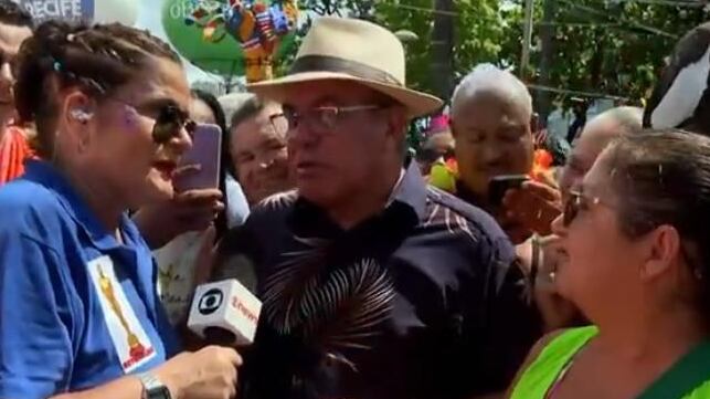 Repórter respondeu com carisma a investidas de foliões no carnaval