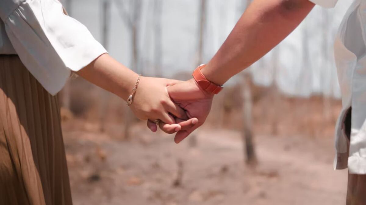 Qué significa que tu pareja no te tome de la mano cuando están en público