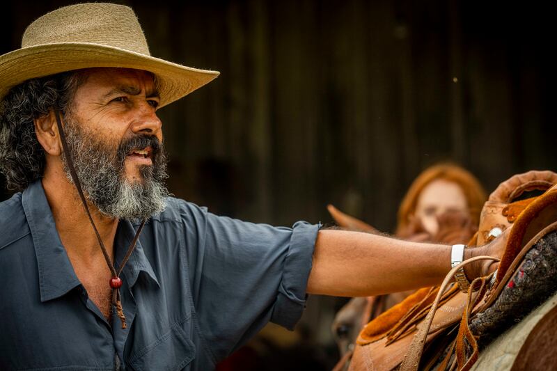 Em "Pantanal", José Leôncio (Marcos Palmeira) descobre que Alciddes (Juliano Cazarré) foi violentado por Tenório (Murilo Benício)