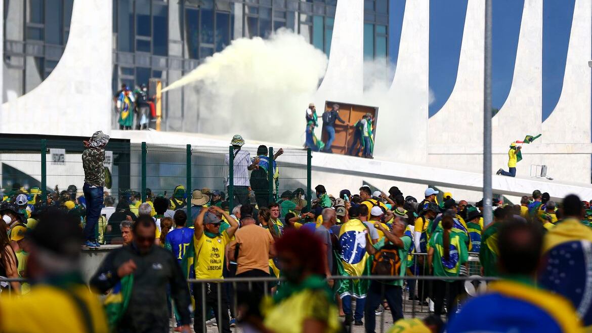 Manifestantes invadem Congresso, STF e Palácio do Planalto.