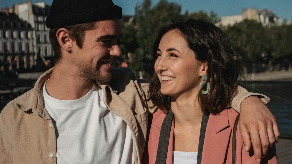 Un hombre puede decirle a una mujer que piensa en ella cuando la extraña