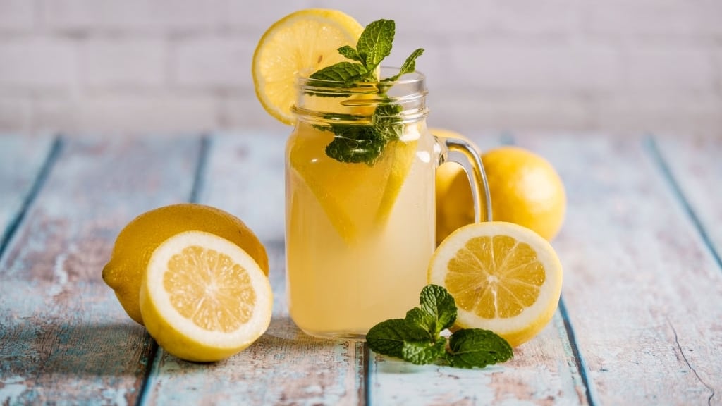 Bebida natural com cominho e limão