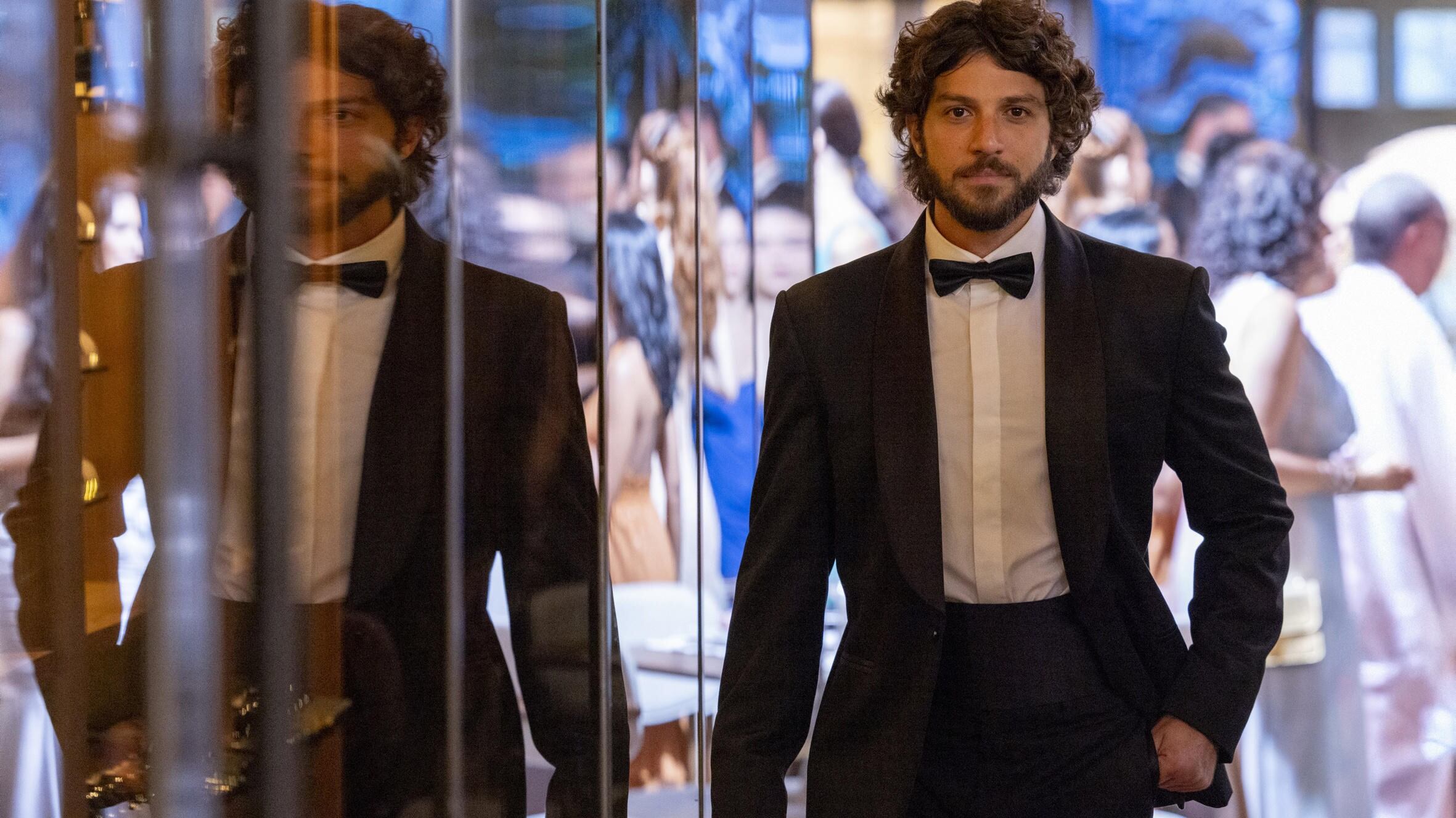 Mavi (Chay Suede) fica sem o resort e quase sem aliados nos momentos finais da novela Mania de Você