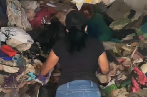 Impactante: homem vive entre mais de três toneladas de lixo em sua casa