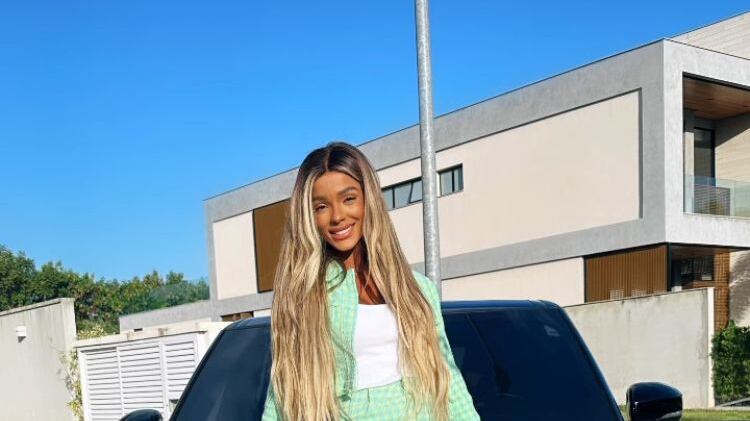 Ludmilla presenteou esposa com carro de luxo