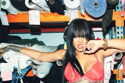 Rihanna faz ensaio de lingerie, exibe novas fotos da barriga e internautas comentam; veja