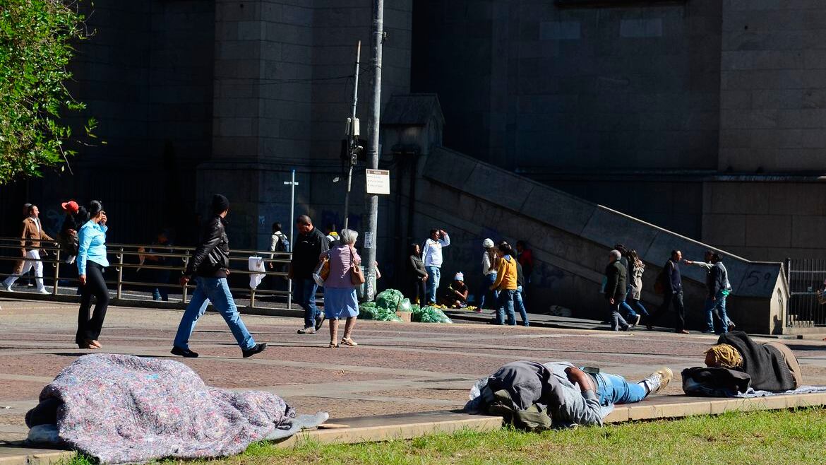 Moradores de rua dormem no chão na região central da cidade