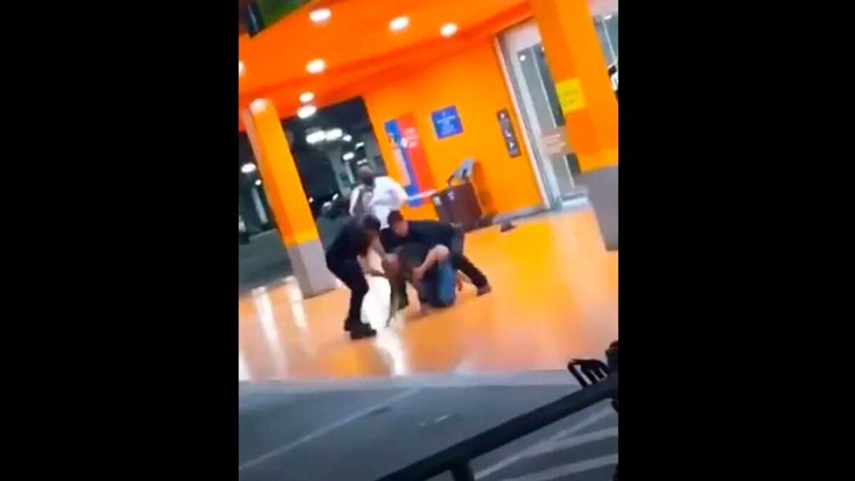 Homem negro espancado no Carrefour de Porto Alegre, em 2020