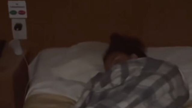 Mulher desconhecida dorme na cama enquanto amigos tentam descobrir quem era ela