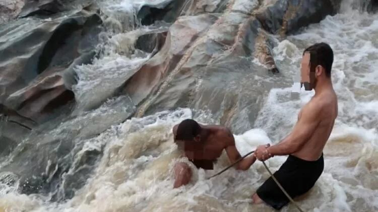 Turista cai de cachoeira, fica com a perna presa e é resgatado após 7 horas