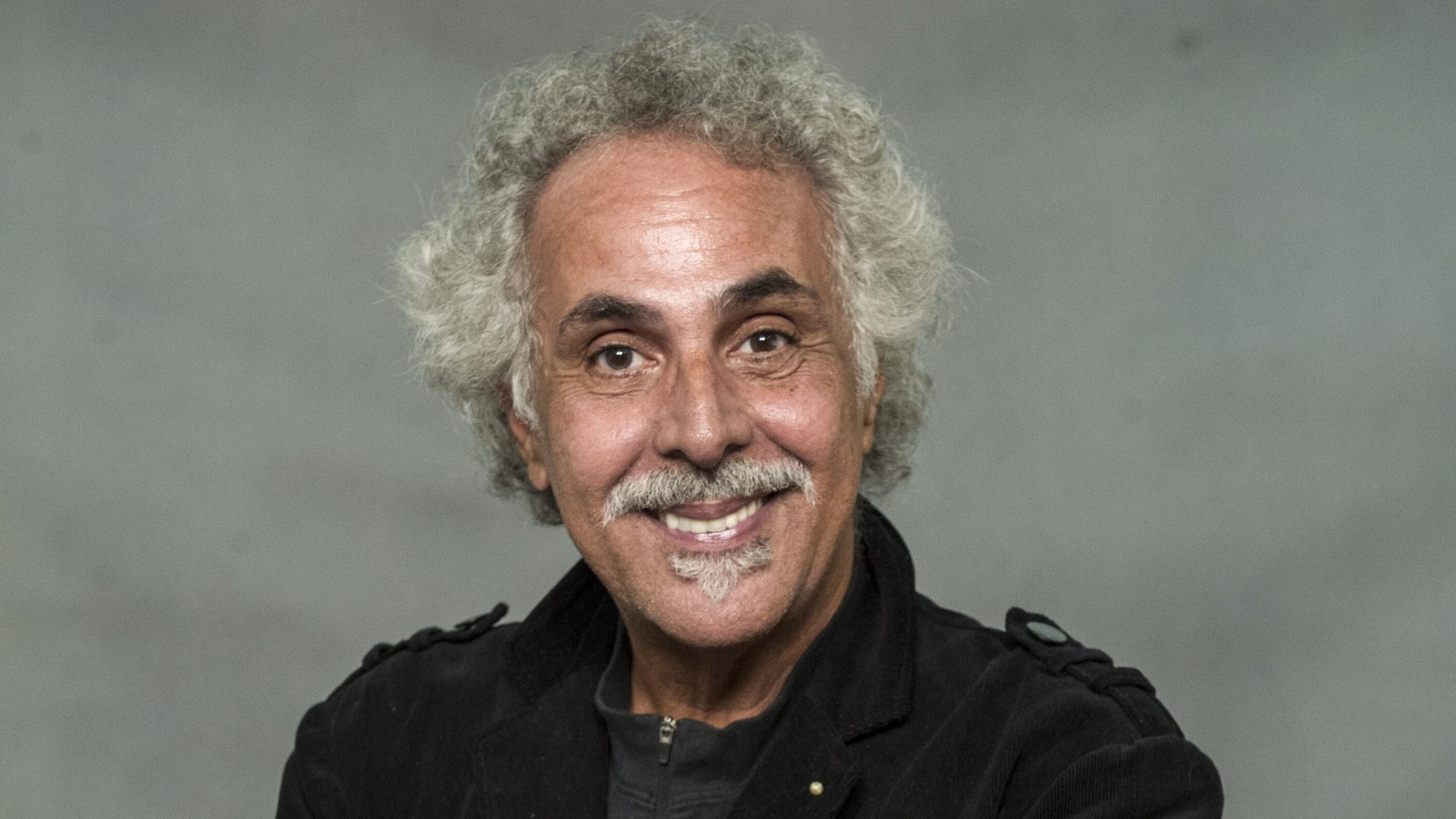 Anselmo Vasconcellos aparece como o tio de Alfredo (Eduardo Sterblitch) em Garota do Momento