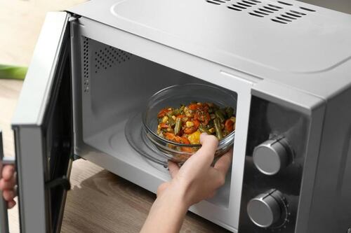 Mitos e verdades sobre o uso de microondas para aquecer alimentos
