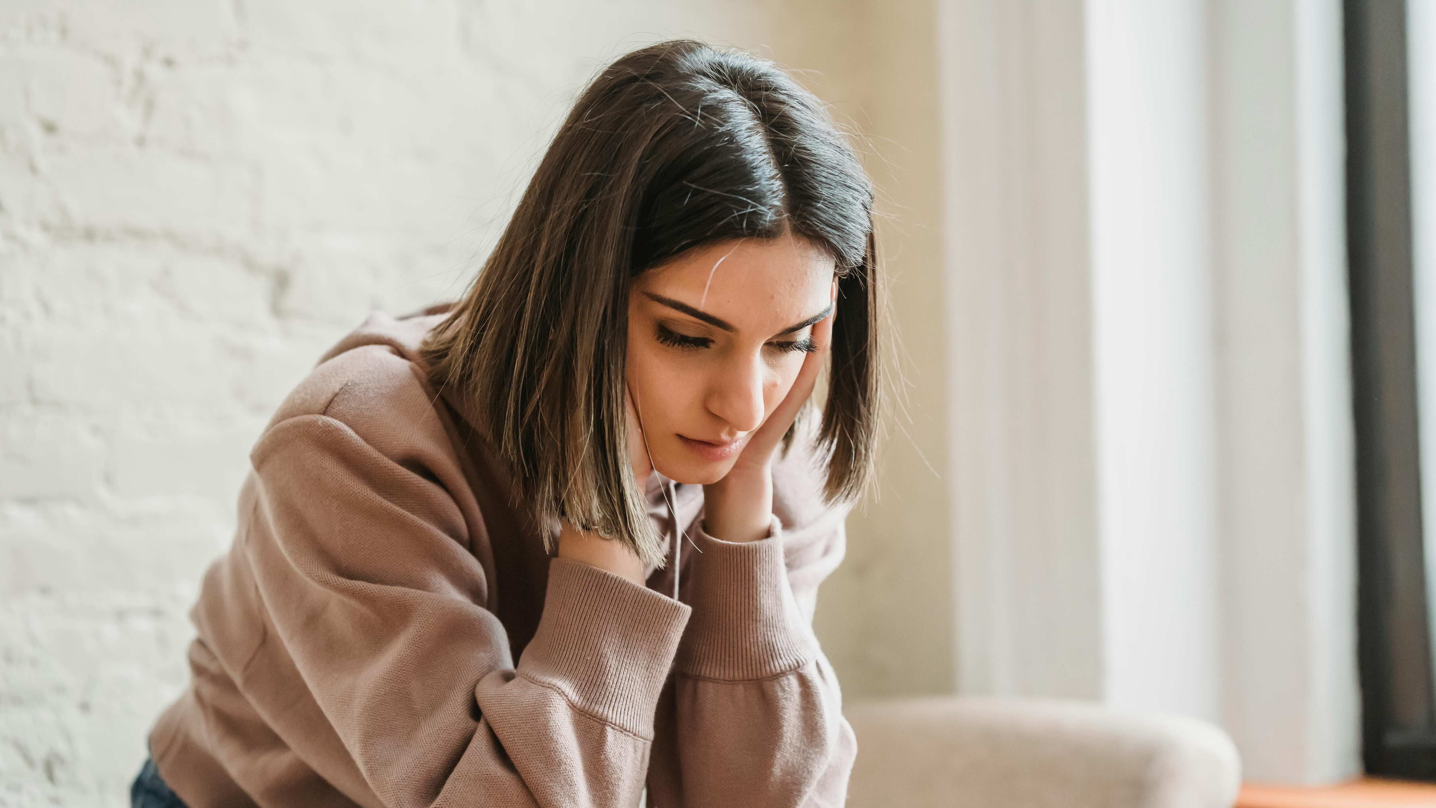 Foto de Liza Summer: https://www.pexels.com/es-es/foto/mujer-en-sueter-marron-y-pantalones-vaqueros-azules-sentados-en-el-sofa-marron-6382660/
