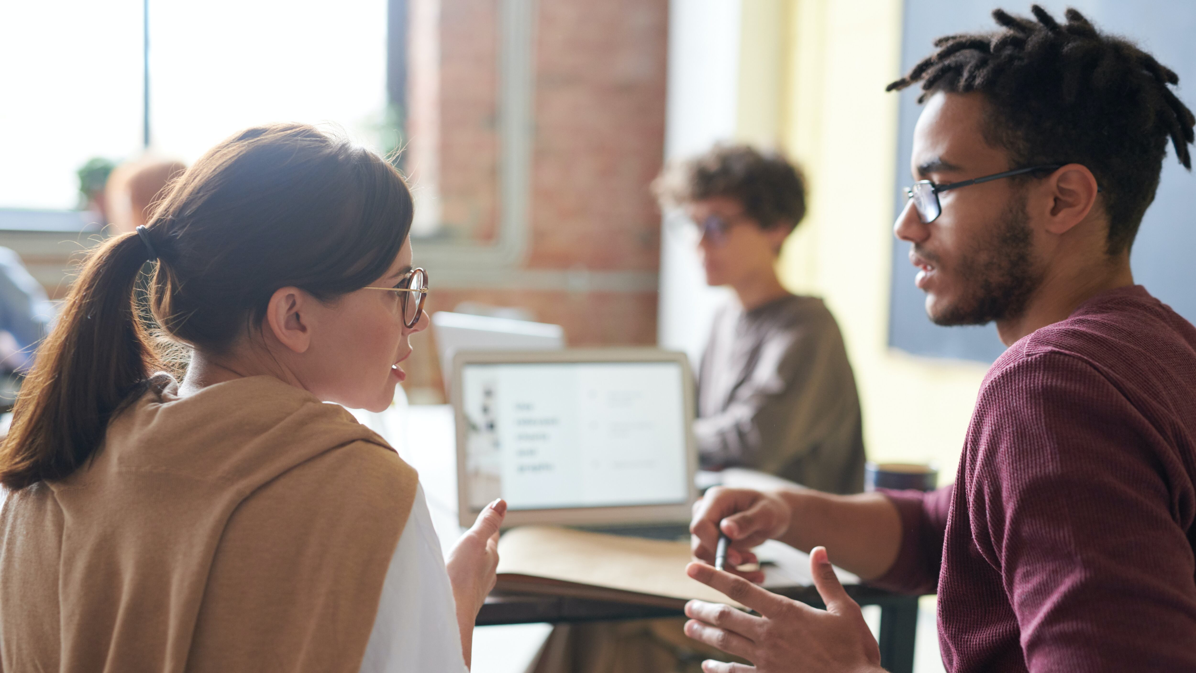 Relacionamento amoroso e trabalho combinam?