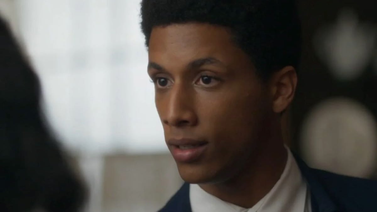 Carlito (Caio Cabral) descobre que o pai é drag queen e apanha na rua em cena de Garota do Momento