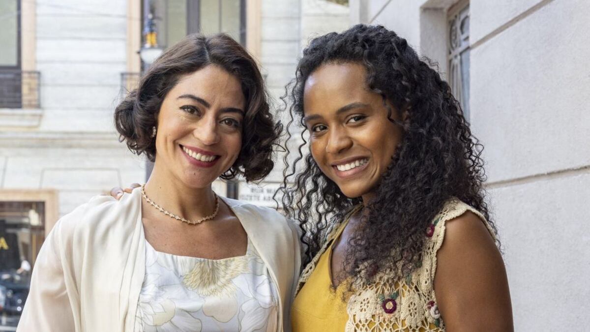 Garota do Momento - Clarice (Carol Castro) e Beatriz (Duda Santos)