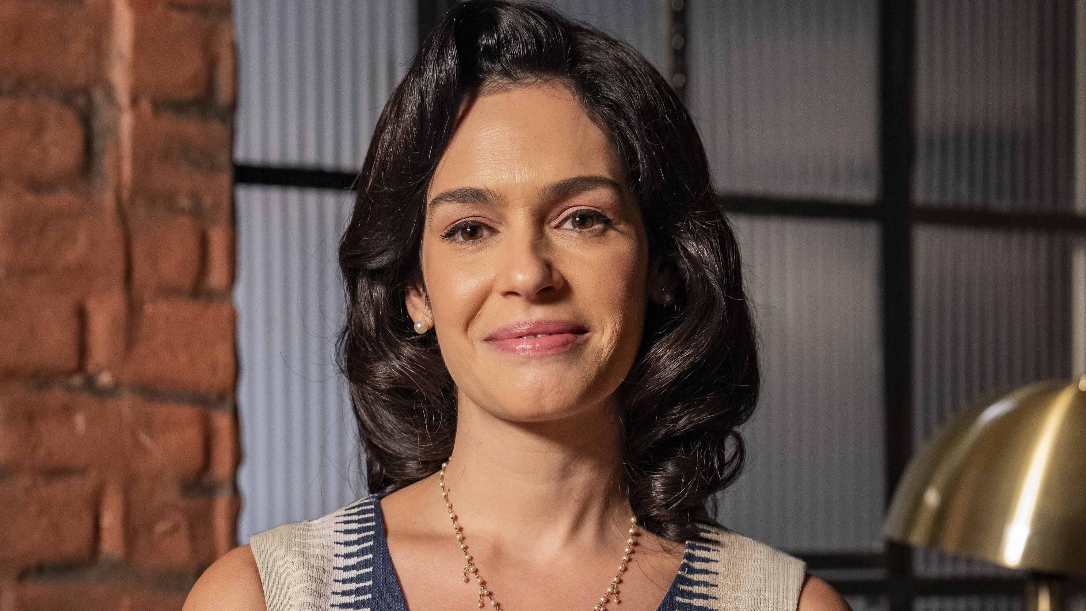 Anita (Maria Flor) leva um choque ao ver Edu (Caio Manhente) e Celeste (Debora Ozório) na cama em Garota do Momento