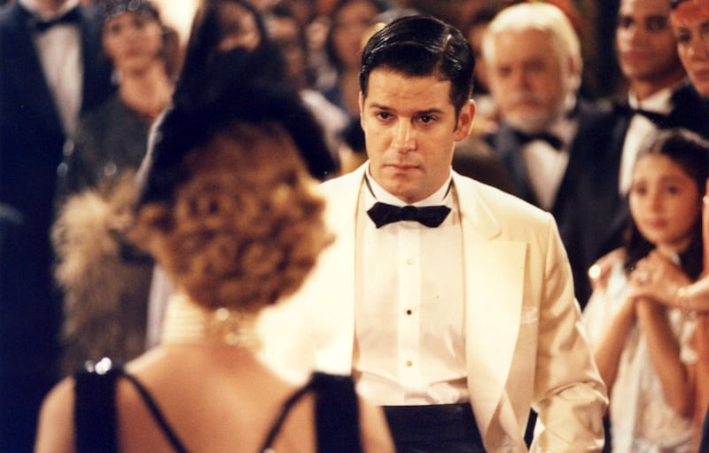 "Chocolate com Pimenta": No baile, Ana Francisca (Mariana Ximenes) deixa Danilo (Murilo Benício) sozinho