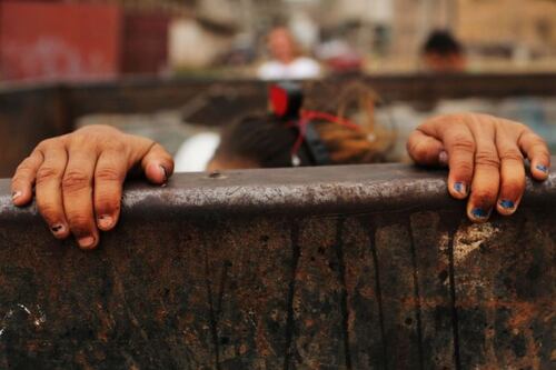 Uma mãe no Chile foi formalizada por abusar sexualmente de sua filha e facilitar o abuso sexual da menor por parte de seu pai e cunhado