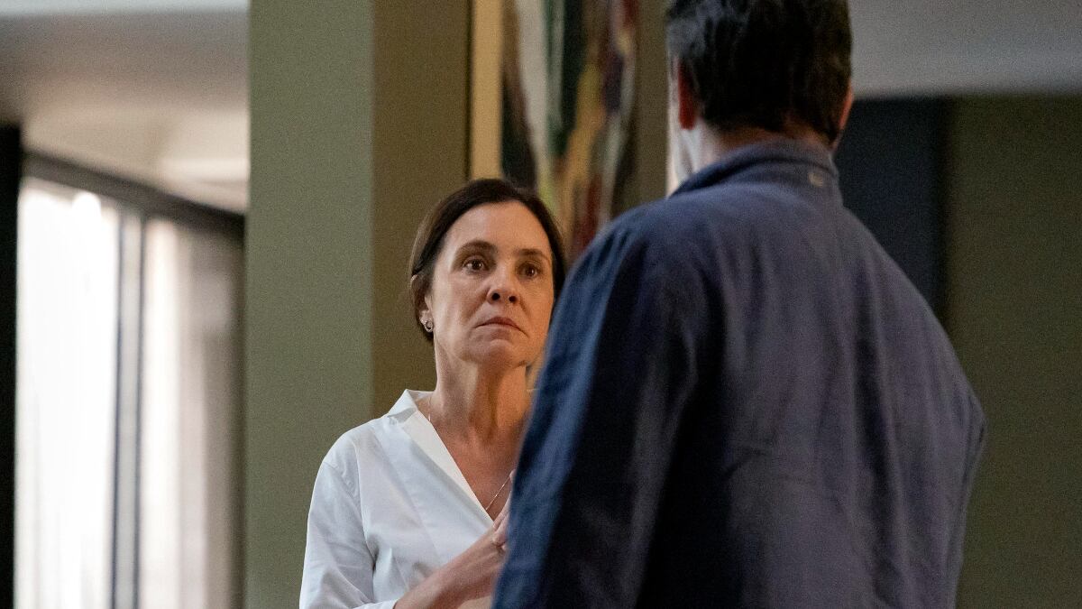 Na novela 'Mania de Você, Molina (Rodrigo Lombardi) demite Mercia (Adriana Esteves)