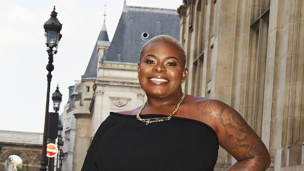 Em Paris para curtir a semana de moda, Jojo foi chamada de "cara de pobre" por um hater