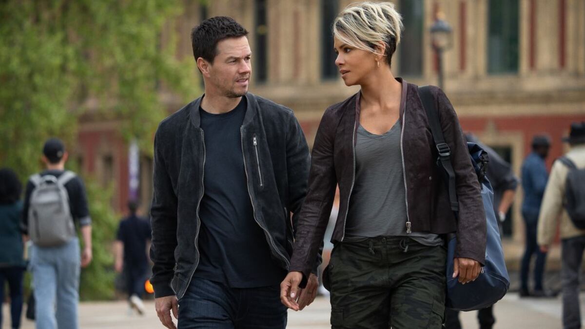 Mark Wahlberg y Halle Berry en una escena de la película de 'El Sindicato'