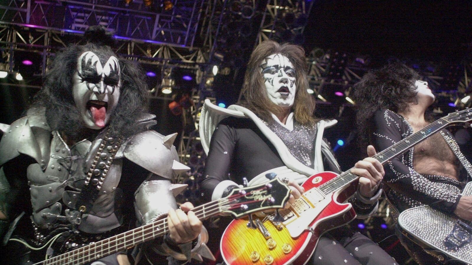Muere guitarrista y cofundador de KISS a los 74 años