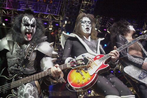 Guitarrista e cofundador do KISS morre aos 74 anos