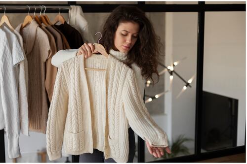 Por que costumamos escolher a mesma cor de roupa? Veja o que a psicologia diz