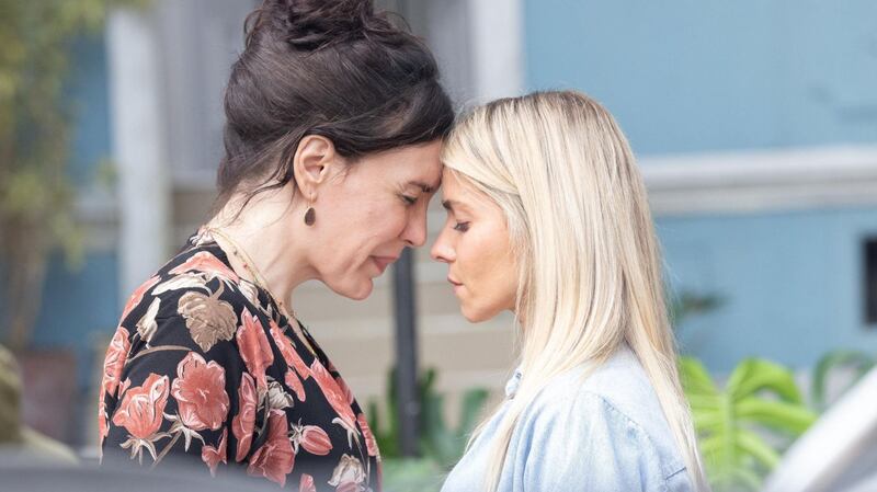 Remake de Elas por Elas: Érica (Monique Alfradique) em cena com Renée (Maria Clara Spinelli)