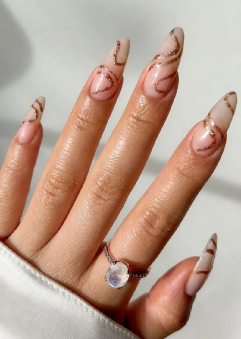 Unhas com tons dourados. Instagram @mydumbnails