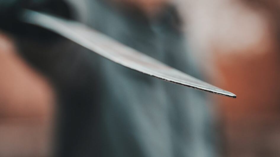 Homem esfaqueia pai de criança porque garotinho não parava de chorar em restaurante