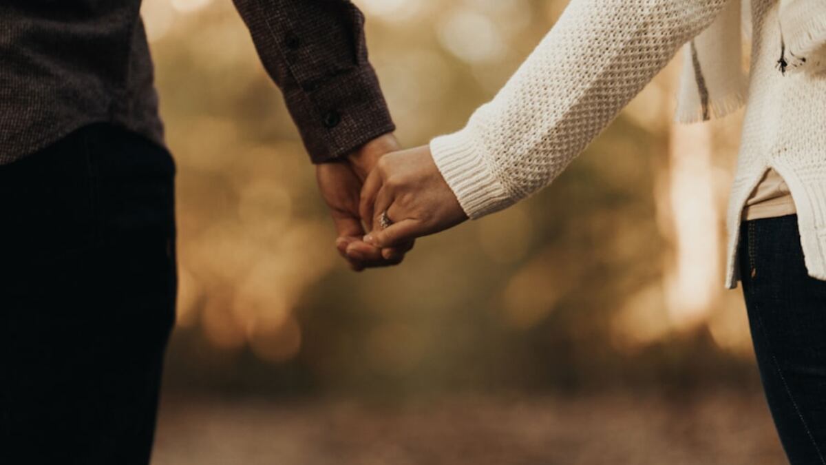 ¿Qué significa que un hombre te rasque la palma de tu mano?