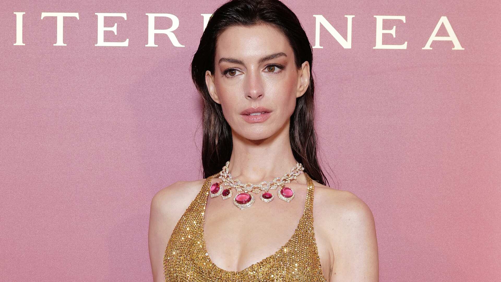 Anne Hathaway sorprende con maxivestido camisero en evento de Bulgari y se llega todos los aplausos.