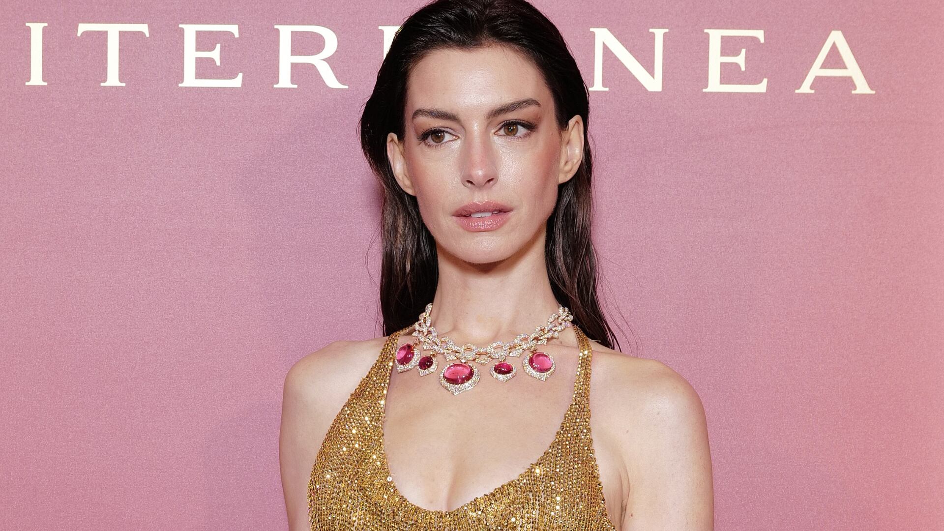 Anne Hathaway sorprende con maxivestido camisero en evento de Bulgari y se llega todos los aplausos.