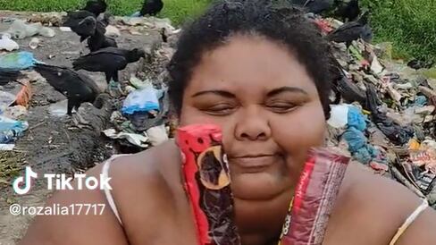 Roseli faz sucesso mostrando dia-a-dia como catadora de recicláveis