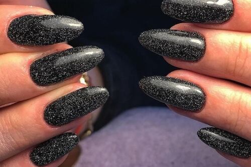 Unhas pretas com glitter: como adicionar elegância e estilo na manicure escura