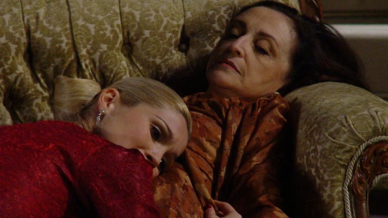 Reviravolta em Alma Gêmea: A morte de Débora deixa Cristina desesperada