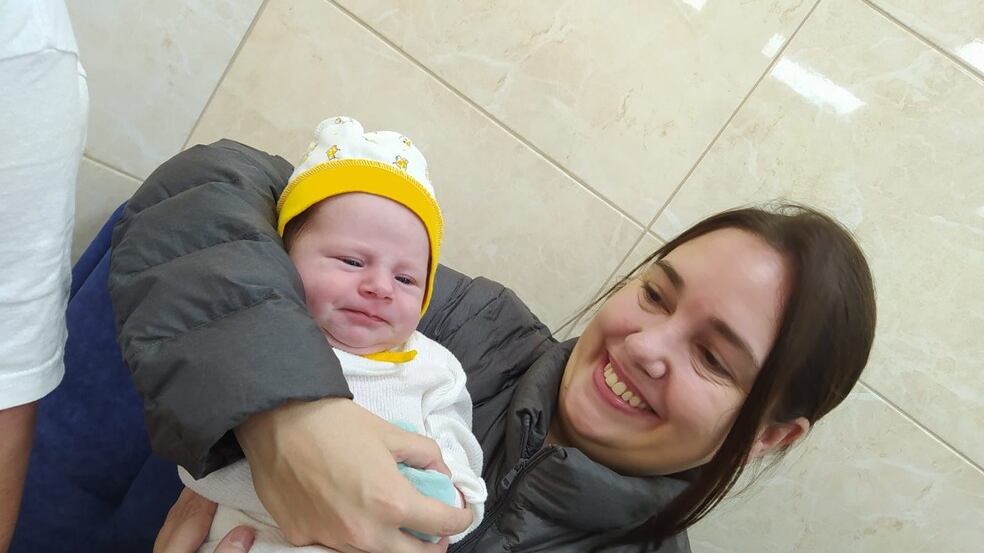 Brasileiros vão a Ucrânia buscar filha recém-nascida, gerada em barriga de aluguel
