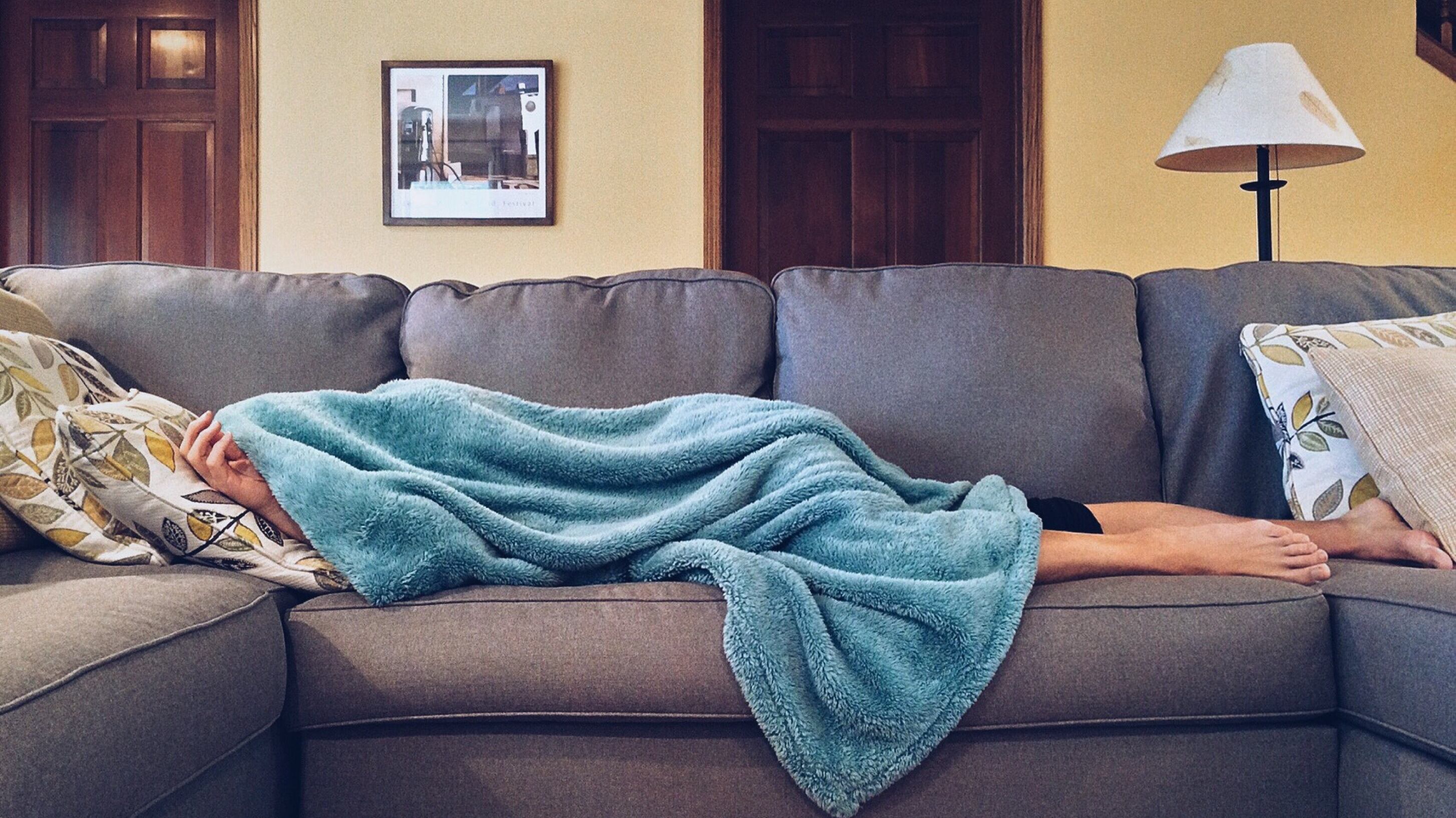 Pessoa tirando cochilo no sofá