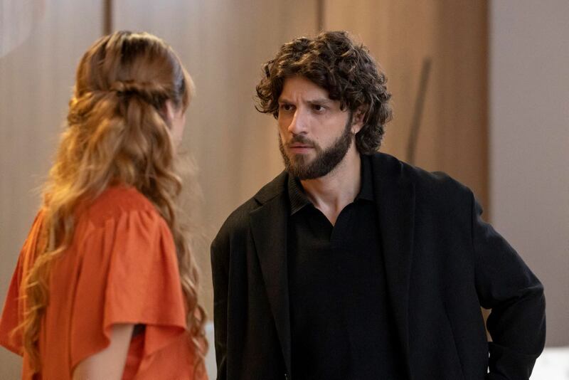 Filipa (Joana de Verona) cofessa ao delegado que aceitou o plano de Mavi (Chay Suede) por estar magoada com Rudá (Nicolas Prattes) em Mania de Você