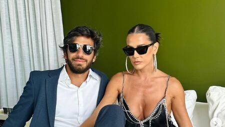 Deborah Secco mostra cliques picantes com marido e web não perdoa