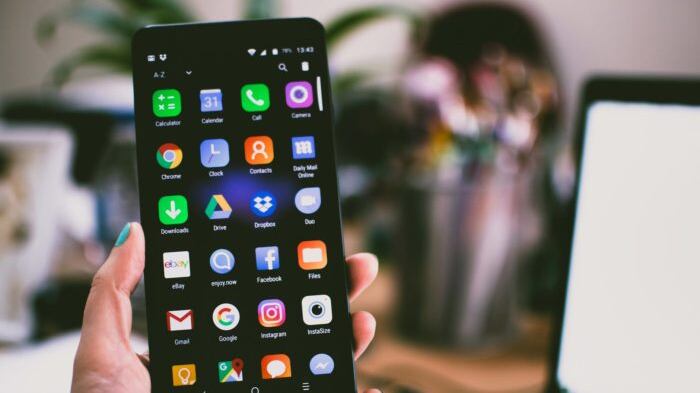 Chefe pede que funcionários enviem prints com porcentagem de bateria para provar que estão trabalhando