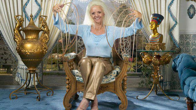 Mulher com as maiores unhas do mundo perdeu o título após acidente de carro, em 2009.