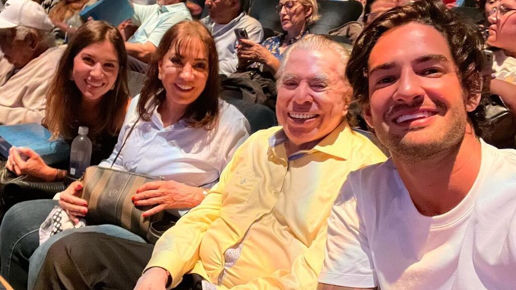 Alexrandre Pato assiste ao Cirque du Soleil ao lado de Silvio Santos