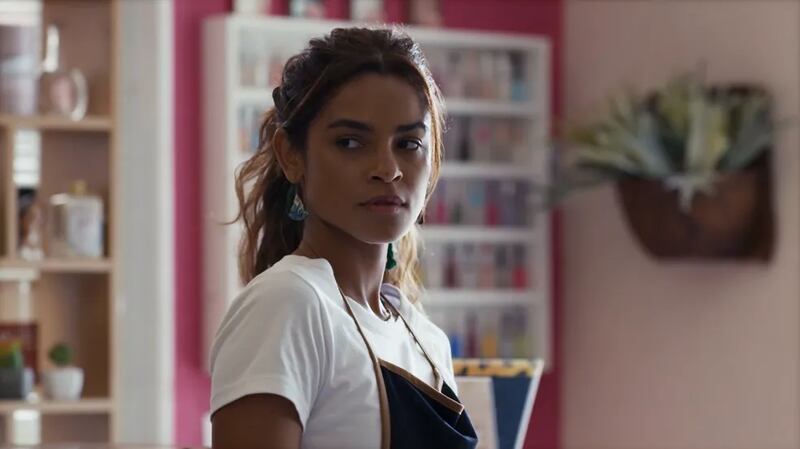 Em "Travessia", Brisa (Lucy Alves) assume que tem medo de descobrir o passado de Oto (Romulo Estrela)