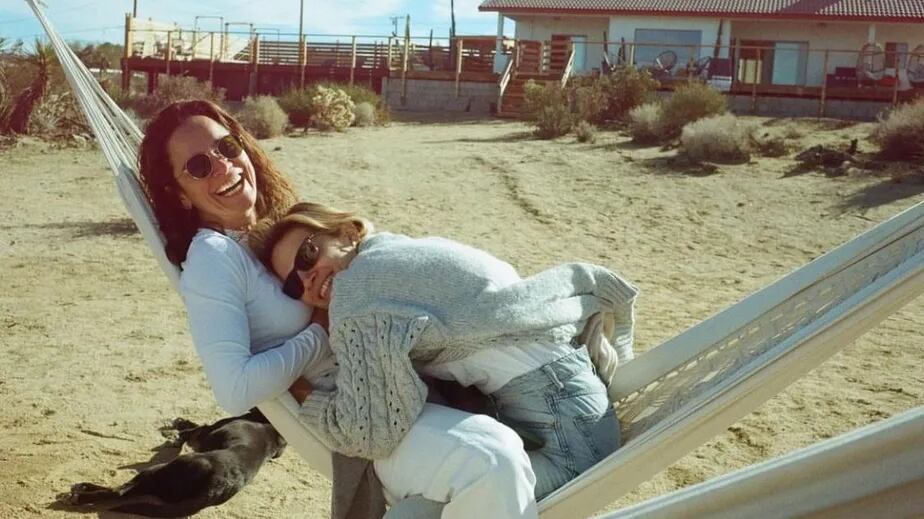 Bianca Comparato e Alice Braga vivem em clima de romance