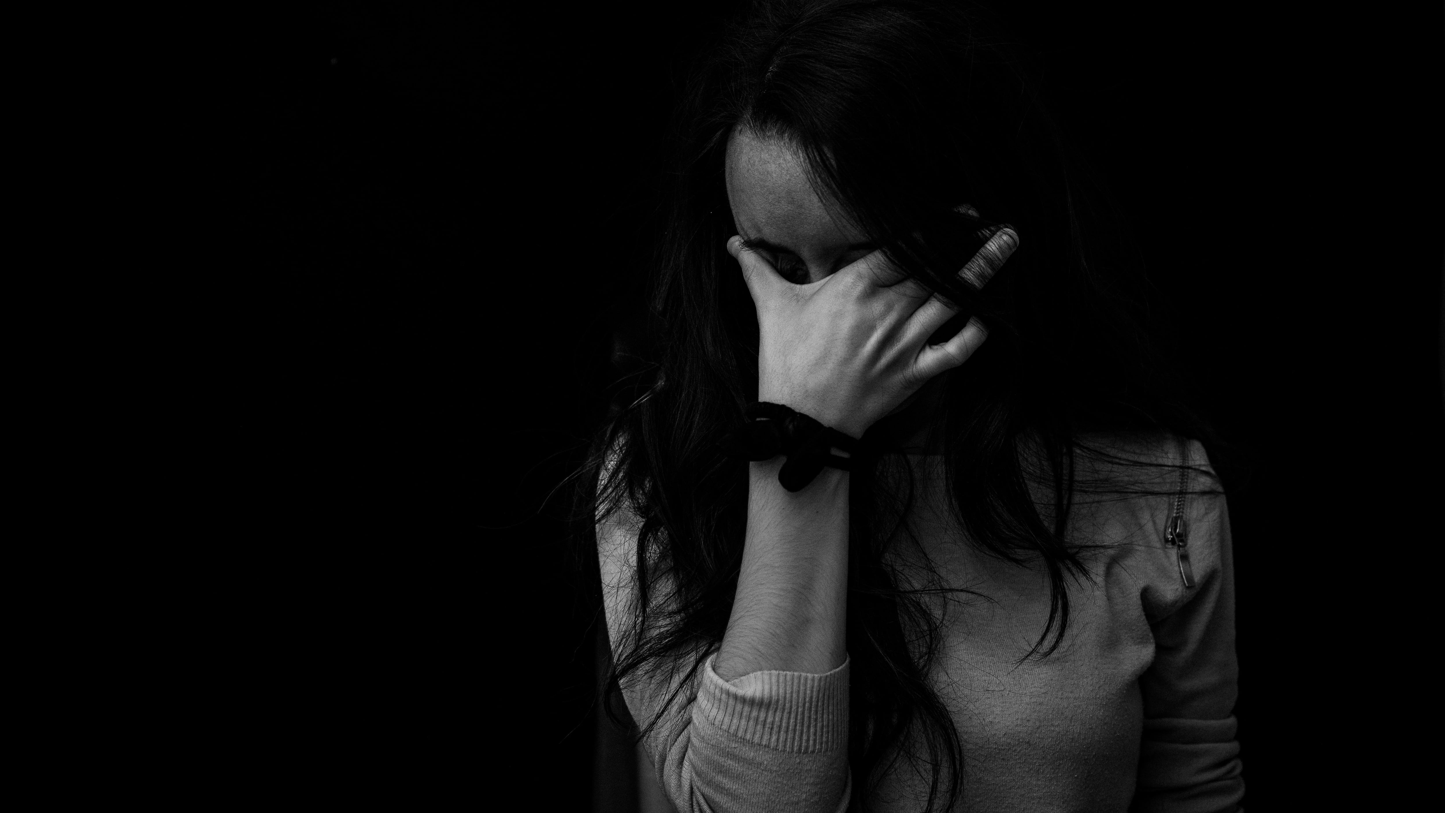 Mulher chorando em foto preto e branco