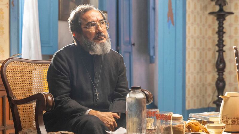 Padre Zezo (Nanego Lira), de Mar do Sertão, reaparece entre os personagens da novela No Rancho Fundo