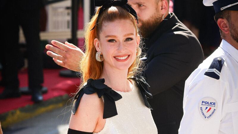 Luvas e laço preto fizeram parte do look luxuoso de Marina Ruy Barbosa em Cannes, França